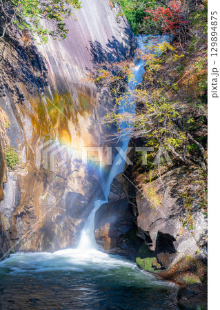 【滝素材】秋の昇仙峡・仙娥滝と虹【山梨県】 129894875