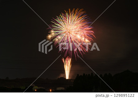 夏の夜空に映える美しい彩りの打ち上げ花火風景　(コピースペース素材)　(熊本県菊池郡大津町) 129895122