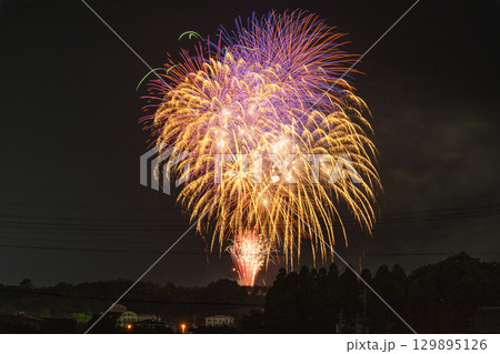 夏の夜空に映える美しい彩りの打ち上げ花火風景 (コピースペース素材) (熊本県菊池郡大津町) 夏の夜空に映える美しい彩りの打ち上げ花火風景 (コピースペース素材) (熊本県菊池郡大津町) 129895126