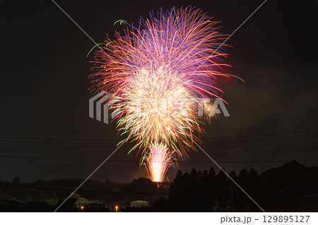 夏の夜空に映える美しい彩りの打ち上げ花火風景　(コピースペース素材)　(熊本県菊池郡大津町) 129895127