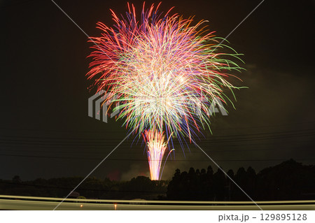 夏の夜空に映える美しい彩りの打ち上げ花火風景　(コピースペース素材)　(熊本県菊池郡大津町) 129895128