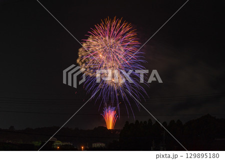 夏の夜空に映える美しい彩りの打ち上げ花火風景 (コピースペース素材) (熊本県菊池郡大津町) 夏の夜空に映える美しい彩りの打ち上げ花火風景 (コピースペース素材) (熊本県菊池郡大津町) 129895180