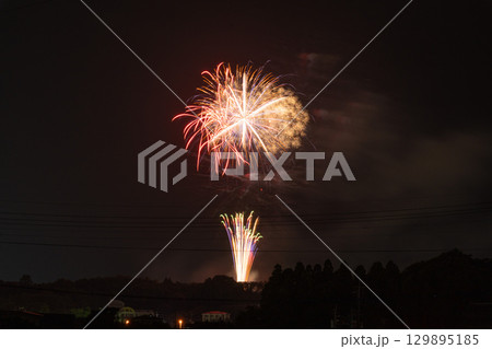 夏の夜空に映える美しい彩りの打ち上げ花火風景 (コピースペース素材) (熊本県菊池郡大津町) 夏の夜空に映える美しい彩りの打ち上げ花火風景 (コピースペース素材) (熊本県菊池郡大津町) 129895185
