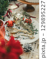 クリスマスの飾りの付いたオーナメント 129895227