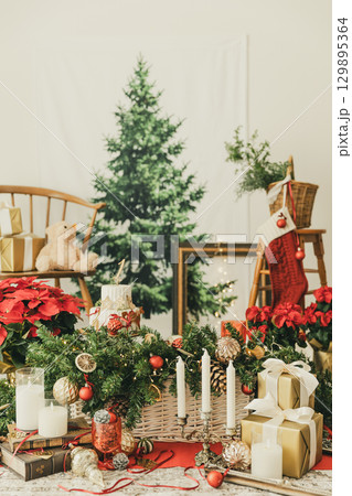 クリスマスの飾りが付いたクリスマスツリー 129895364