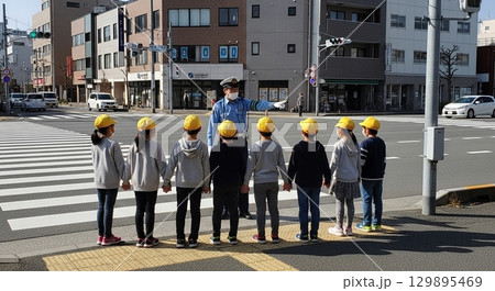 警察官と小学生 警察官と小学生 129895469