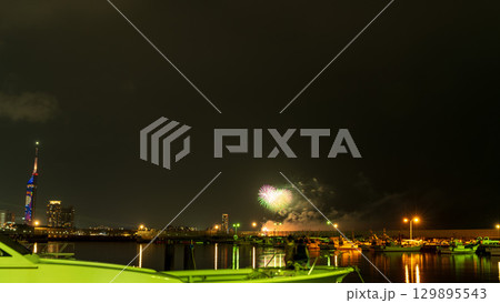 美しい夜空の都市景観に映える芸術花火大会風景 (福岡市西区のマリナタウン海浜公園) 美しい夜空の都市景観に映える芸術花火大会風景 (福岡市西区のマリナタウン海浜公園) 129895543