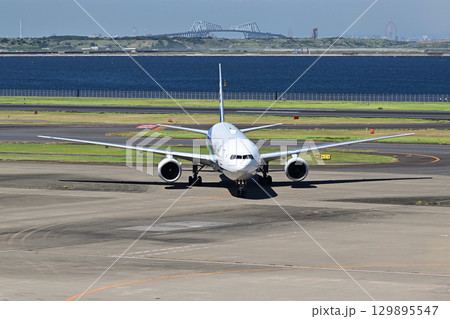 航空機、羽田空港第2ターミナル展望デッキより 129895547