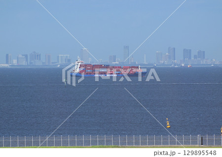 コンテナ船、羽田空港第2ターミナル展望デッキより 129895548