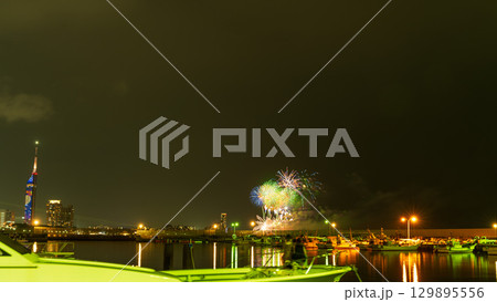 美しい夜空の都市景観に映える芸術花火大会風景　(福岡市西区のマリナタウン海浜公園) 129895556