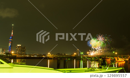 美しい夜空の都市景観に映える芸術花火大会風景 (福岡市西区のマリナタウン海浜公園) 美しい夜空の都市景観に映える芸術花火大会風景 (福岡市西区のマリナタウン海浜公園) 129895557