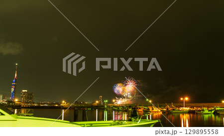 美しい夜空の都市景観に映える芸術花火大会風景　(福岡市西区のマリナタウン海浜公園) 129895558