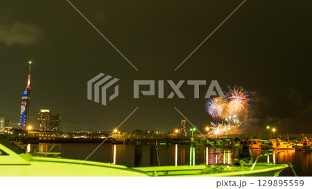 美しい夜空の都市景観に映える芸術花火大会風景　(福岡市西区のマリナタウン海浜公園) 129895559