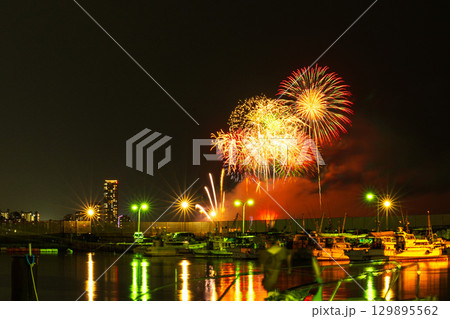 美しい夜空の都市景観に映える芸術花火大会風景 (福岡市西区のマリナタウン海浜公園) 美しい夜空の都市景観に映える芸術花火大会風景 (福岡市西区のマリナタウン海浜公園) 129895562