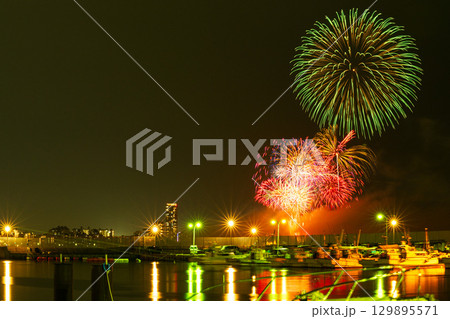 美しい夜空の都市景観に映える芸術花火大会風景 (福岡市西区のマリナタウン海浜公園) 美しい夜空の都市景観に映える芸術花火大会風景 (福岡市西区のマリナタウン海浜公園) 129895571