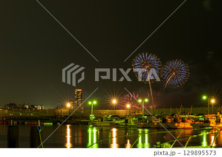 美しい夜空の都市景観に映える芸術花火大会風景 (福岡市西区のマリナタウン海浜公園) 美しい夜空の都市景観に映える芸術花火大会風景 (福岡市西区のマリナタウン海浜公園) 129895573
