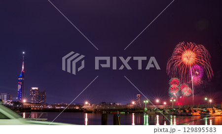 美しい夜空の都市景観に映える芸術花火大会風景 (福岡市西区のマリナタウン海浜公園) 美しい夜空の都市景観に映える芸術花火大会風景 (福岡市西区のマリナタウン海浜公園) 129895583
