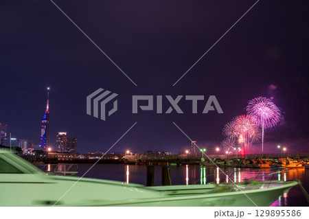 美しい夜空の都市景観に映える芸術花火大会風景 (福岡市西区のマリナタウン海浜公園) 美しい夜空の都市景観に映える芸術花火大会風景 (福岡市西区のマリナタウン海浜公園) 129895586