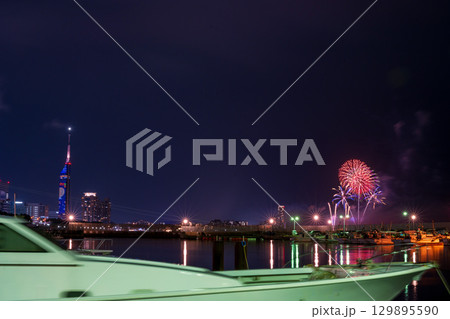 美しい夜空の都市景観に映える芸術花火大会風景 (福岡市西区のマリナタウン海浜公園) 美しい夜空の都市景観に映える芸術花火大会風景 (福岡市西区のマリナタウン海浜公園) 129895590