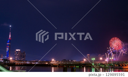 美しい夜空の都市景観に映える芸術花火大会風景　(福岡市西区のマリナタウン海浜公園) 129895591