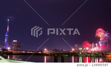 美しい夜空の都市景観に映える芸術花火大会風景 (福岡市西区のマリナタウン海浜公園) 美しい夜空の都市景観に映える芸術花火大会風景 (福岡市西区のマリナタウン海浜公園) 129895597