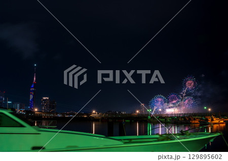 美しい夜空の都市景観に映える芸術花火大会風景 (福岡市西区のマリナタウン海浜公園) 美しい夜空の都市景観に映える芸術花火大会風景 (福岡市西区のマリナタウン海浜公園) 129895602