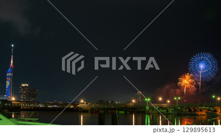 美しい夜空の都市景観に映える芸術花火大会風景 (福岡市西区のマリナタウン海浜公園) 美しい夜空の都市景観に映える芸術花火大会風景 (福岡市西区のマリナタウン海浜公園) 129895613