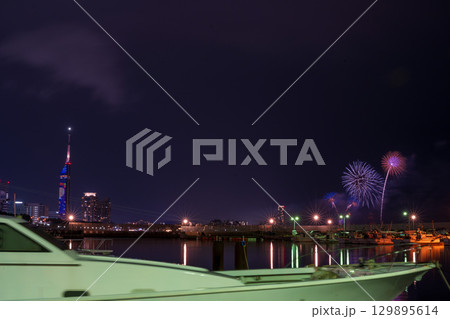 美しい夜空の都市景観に映える芸術花火大会風景　(福岡市西区のマリナタウン海浜公園) 129895614