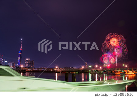 美しい夜空の都市景観に映える芸術花火大会風景 (福岡市西区のマリナタウン海浜公園) 美しい夜空の都市景観に映える芸術花火大会風景 (福岡市西区のマリナタウン海浜公園) 129895616