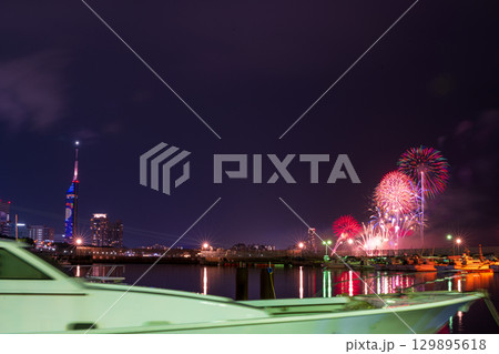 美しい夜空の都市景観に映える芸術花火大会風景 (福岡市西区のマリナタウン海浜公園) 美しい夜空の都市景観に映える芸術花火大会風景 (福岡市西区のマリナタウン海浜公園) 129895618