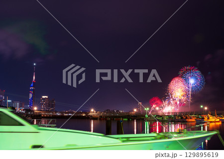 美しい夜空の都市景観に映える芸術花火大会風景 (福岡市西区のマリナタウン海浜公園) 美しい夜空の都市景観に映える芸術花火大会風景 (福岡市西区のマリナタウン海浜公園) 129895619
