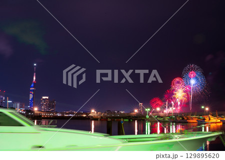 美しい夜空の都市景観に映える芸術花火大会風景 (福岡市西区のマリナタウン海浜公園) 美しい夜空の都市景観に映える芸術花火大会風景 (福岡市西区のマリナタウン海浜公園) 129895620