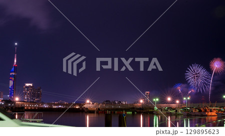 美しい夜空の都市景観に映える芸術花火大会風景　(福岡市西区のマリナタウン海浜公園) 129895623