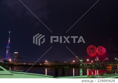 美しい夜空の都市景観に映える芸術花火大会風景　(福岡市西区のマリナタウン海浜公園) 129895626