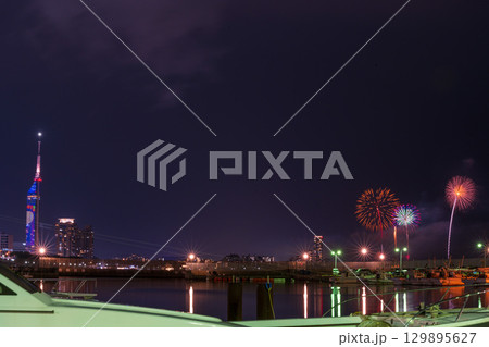 美しい夜空の都市景観に映える芸術花火大会風景 (福岡市西区のマリナタウン海浜公園) 美しい夜空の都市景観に映える芸術花火大会風景 (福岡市西区のマリナタウン海浜公園) 129895627