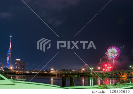 美しい夜空の都市景観に映える芸術花火大会風景 (福岡市西区のマリナタウン海浜公園) 美しい夜空の都市景観に映える芸術花火大会風景 (福岡市西区のマリナタウン海浜公園) 129895630