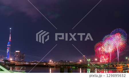 美しい夜空の都市景観に映える芸術花火大会風景 (福岡市西区のマリナタウン海浜公園) 美しい夜空の都市景観に映える芸術花火大会風景 (福岡市西区のマリナタウン海浜公園) 129895632