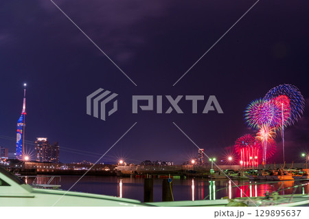 美しい夜空の都市景観に映える芸術花火大会風景　(福岡市西区のマリナタウン海浜公園) 129895637