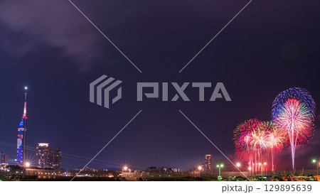 美しい夜空の都市景観に映える芸術花火大会風景　(福岡市西区のマリナタウン海浜公園) 129895639