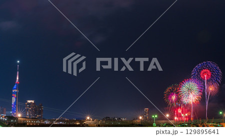 美しい夜空の都市景観に映える芸術花火大会風景　(福岡市西区のマリナタウン海浜公園) 129895641