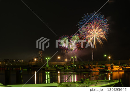 美しい夜空の都市景観に映える芸術花火大会風景 (福岡市西区のマリナタウン海浜公園) 美しい夜空の都市景観に映える芸術花火大会風景 (福岡市西区のマリナタウン海浜公園) 129895645