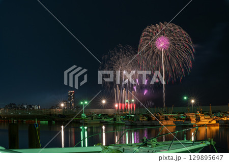美しい夜空の都市景観に映える芸術花火大会風景 (福岡市西区のマリナタウン海浜公園) 美しい夜空の都市景観に映える芸術花火大会風景 (福岡市西区のマリナタウン海浜公園) 129895647