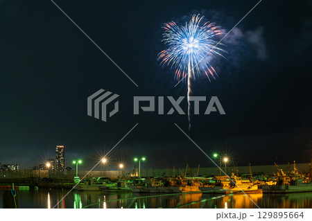 美しい夜空の都市景観に映える芸術花火大会風景 (福岡市西区のマリナタウン海浜公園) 美しい夜空の都市景観に映える芸術花火大会風景 (福岡市西区のマリナタウン海浜公園) 129895664