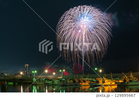 美しい夜空の都市景観に映える芸術花火大会風景 (福岡市西区のマリナタウン海浜公園) 美しい夜空の都市景観に映える芸術花火大会風景 (福岡市西区のマリナタウン海浜公園) 129895667