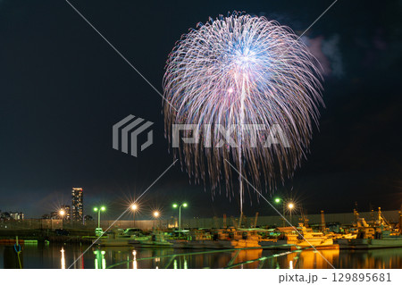 美しい夜空の都市景観に映える芸術花火大会風景 (福岡市西区のマリナタウン海浜公園) 美しい夜空の都市景観に映える芸術花火大会風景 (福岡市西区のマリナタウン海浜公園) 129895681