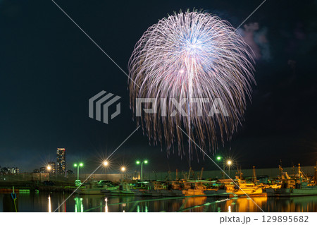 美しい夜空の都市景観に映える芸術花火大会風景 (福岡市西区のマリナタウン海浜公園) 美しい夜空の都市景観に映える芸術花火大会風景 (福岡市西区のマリナタウン海浜公園) 129895682