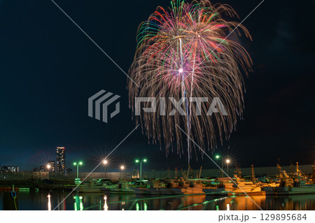 美しい夜空の都市景観に映える芸術花火大会風景　(福岡市西区のマリナタウン海浜公園) 129895684