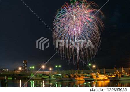 美しい夜空の都市景観に映える芸術花火大会風景　(福岡市西区のマリナタウン海浜公園) 129895686