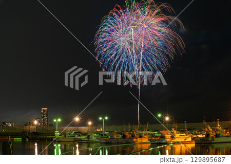 美しい夜空の都市景観に映える芸術花火大会風景　(福岡市西区のマリナタウン海浜公園) 129895687
