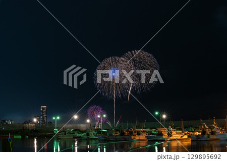 美しい夜空の都市景観に映える芸術花火大会風景 (福岡市西区のマリナタウン海浜公園) 美しい夜空の都市景観に映える芸術花火大会風景 (福岡市西区のマリナタウン海浜公園) 129895692
